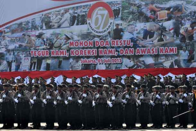 Peringatan HUT Bhayangkara ke-67 di lapangan Mako Brimob Polri, Depok, Jawa Barat, Senin (1/7). 