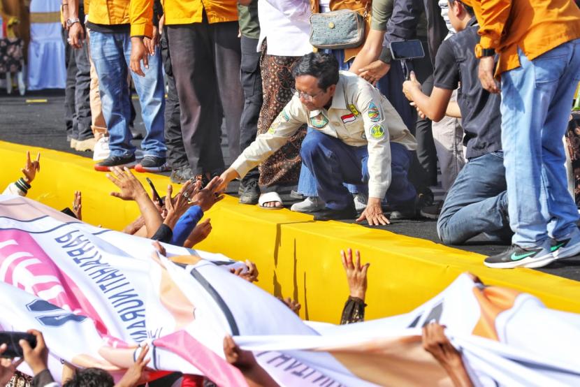 Peringatan HUT ke-17 Partai Hati Nurani Rakyat (Hanura) di Jalan Raya Pantura, Kecamatan Rejoso, Pasuruan, Jawa Timur (Jatim), Ahad (4/2/2024).