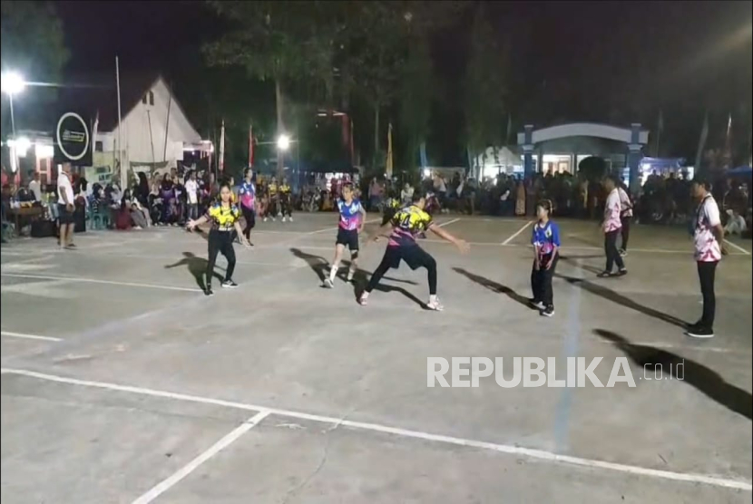 Peringatan HUT RI di Indramayu dirayakan dengan menggelar berbagai perlombaan tradisional yang nyaris punah.