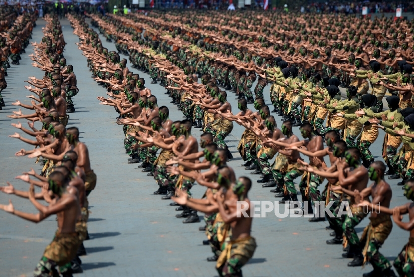 Peringatan HUT TNI ke-72. Sebanyak 1.800 pasukan gabungan menunjukan demo pencak silat saat Upacara Peringatan HUT TNI ke-72 di Dermaga Indah Kiat, Cilegon, Banten, Kamis (5/10).
