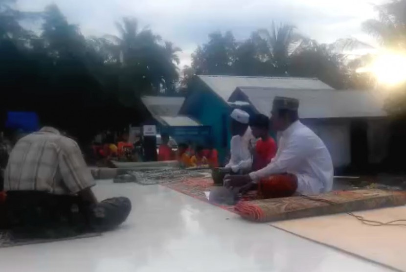  Peringatan Maulid Nabi berlangsung khidmat di beberapa lokasi pengungsian korban gempa bumi di Kabupaten Pidie Jaya, Aceh, Senin (12/12).