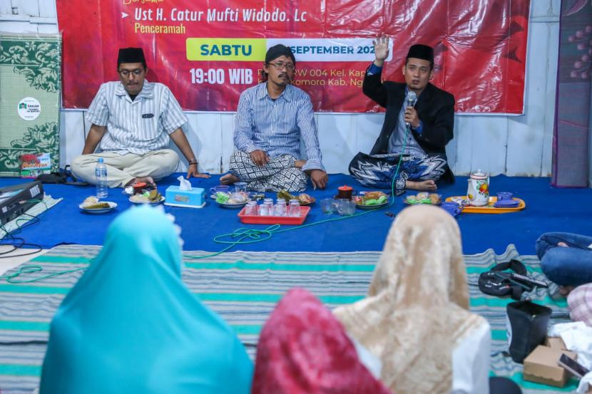 Peringatan Maulid Nabi Muhammad dan Tausiah Sirah Nabawiyah yang digelar di Lingkungan RT 6, RW 4, Kelurahan Kapas, Kecamatan Sukomoro, Kabupaten Nganjuk, Jawa Timur. 