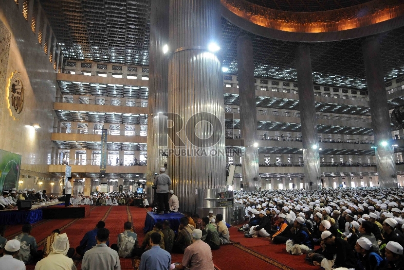 Peringatan Maulid Nabi Muhammad SAW 1437 H di Masjid Istiqlal, Jakarta, Kamis (24/12). (Republika/Agung Supriyanto)