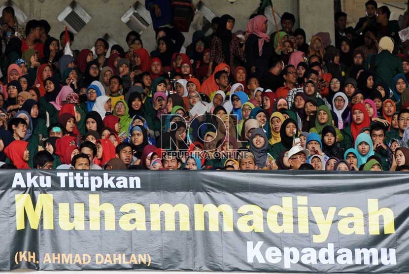 Peringatan Milad Seabad Muhammadiyah yang dihadiri oleh sekitar seratus ribu peserta di Gelora Bung Karno (GBK), Jakarta, Ahad (18/11).  (Republika/Aditya Pradana Putra)