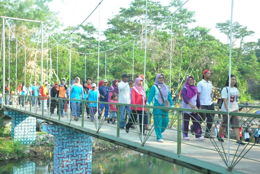  Peringatan satu tahun wisata Kali Opak Tujuh Bulan di Dusun Dalem, Desa Tamanmartani, Kecamatan Kalasan, Kabupaten Sleman.
