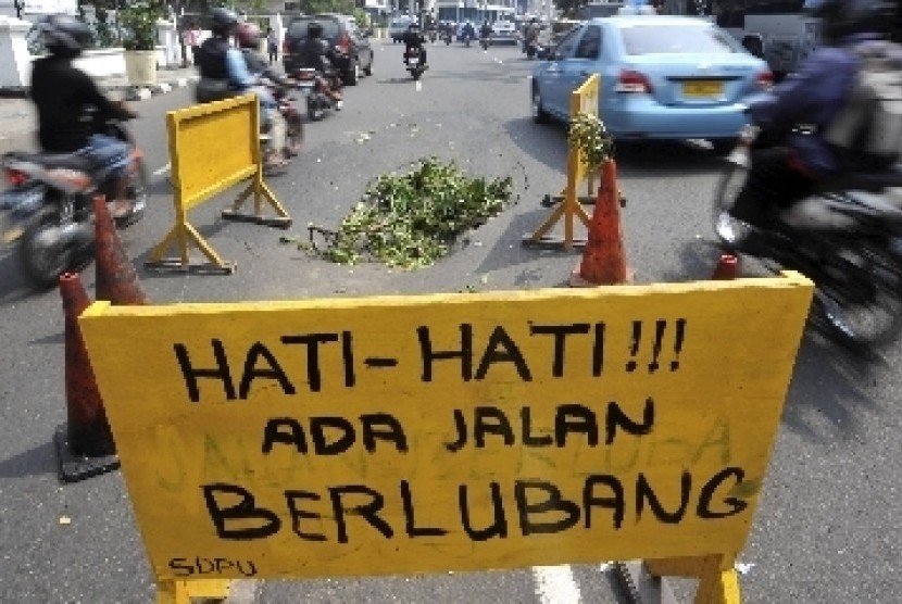 Akibat Jalan Berlubang, Warga Tewas Terlindas Truk Tangki . FOto:  Peringatan tanda jalan berlubang (ilustrasi).