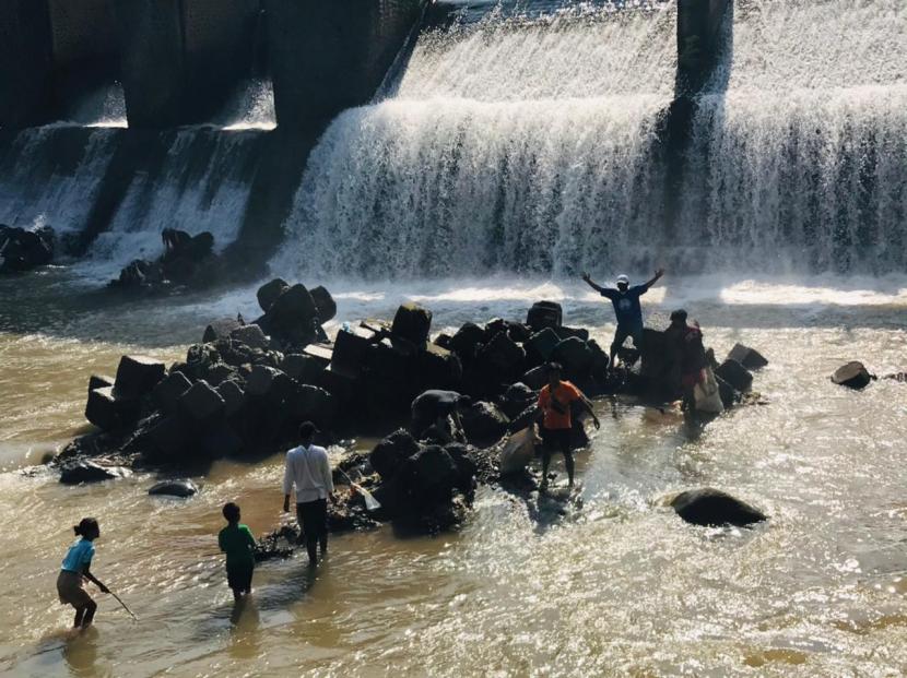 Peringati Hari Lingkungan Hidup, Warga Kelurahan Sindangrasa, Kecamatan Bogor Timur, Kota Bogor membersihkan sampah dari Sungai Ciliwung di dekat Bendung Katulampa, Sabtu (5/6).