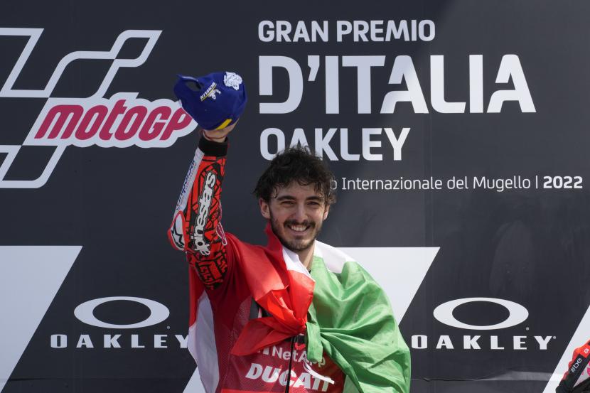 Peringkat pertama, pembalap MotoGP Francesco Bagnaia dari Italia, merayakan di podium pada akhir Grand Prix MotoGP di Scarperia, Italia, Ahad, 29 Mei 2022.