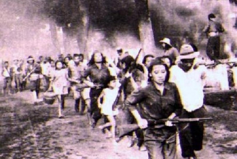 Peristiwa Bandung Lautan Api, warga dan tentara mengungsi keluar kota Bandung