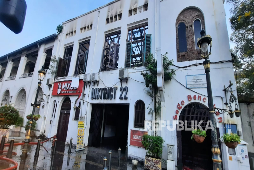 Peristiwa kebakaran melanda sebuah bangunan cagar budaya di kawasan Kota Lama, Kota Semarang, Jawa Tengah, Rabu (27/8/2025) pagi. Kebakaran melahap bangunan yang ditempati Resto Sego Bancakan, Pusat Oleh-Oleh Distrik 22, dan Toko Es Krim Mixue. Tak ada korban jiwa maupun luka akibat insiden tersebut.