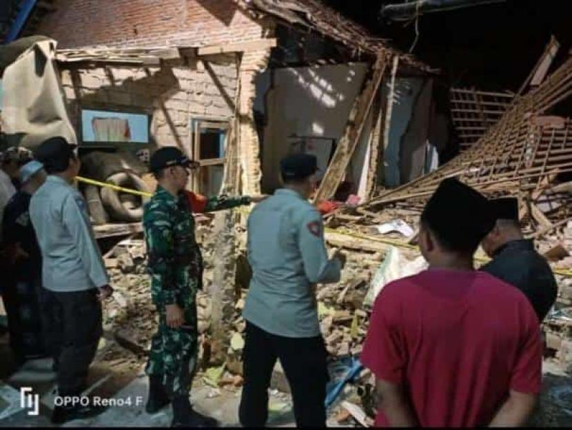  Peristiwa ledakan petasan yang mengakibatkan kerusakan rumah terjadi di Dusun Pulosari RT 07 RW 11, Desa Sukosari, Kecamatan Kasembon, Kabupaten Malang, Provinsi Jawa Timur (Jatim), Sabtu (11/3/2023) malam. 