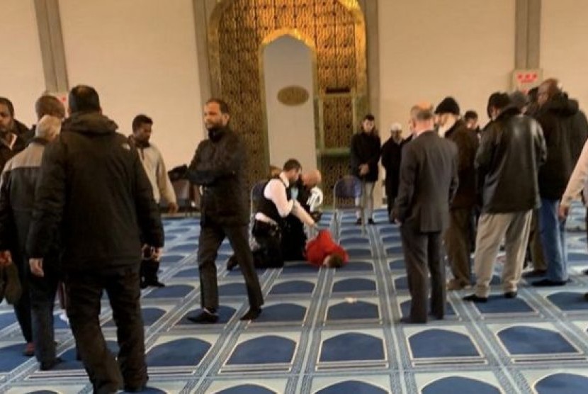 Dubes Saudi Kunjungi Masjid di London Tempat Muazin Diserang. Foto Ilustrasi: Peristiwa penikaan muadzin di masjid -Cenyral Mosque