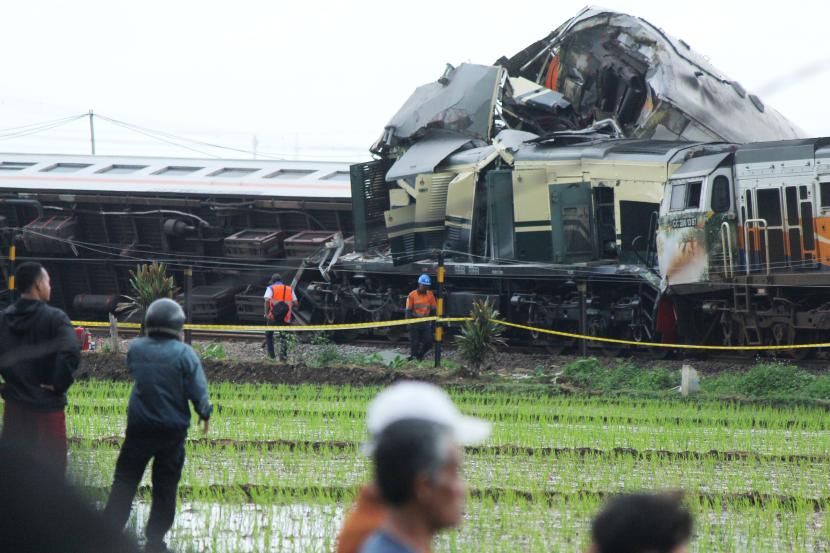 Peristiwa tabrakan kereta api KA Turangga jurusan Surabaya-Bandung dengan KA commuter line. Dirut KAI Didiek Hartantyo sebut proses evakuasi tabrakan kereta akan memakan waktu.