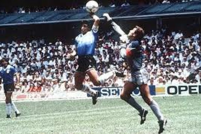 Peristiwa yang membuat Diego Armando Maradona dijuluk Si Tangan Tuhan. Kostum yang dikenakannya kini akan dilelang.