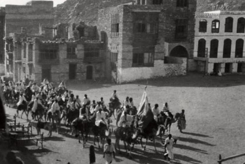 Perjalanan kafilah rombongan jamaah haji meninggalkan Kota Makkah menuju padang Arafah pada tahun 1935 (Ilustrasi) 