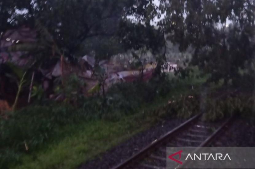 Perjalanan KRL Commuter Line tujuan Rangkasbitung ke Tanah Abang dan sebaliknya terhambat karena adanya pohon tumbang yang terjadi di antara Stasiun Pondokranji-Kebayoran.
