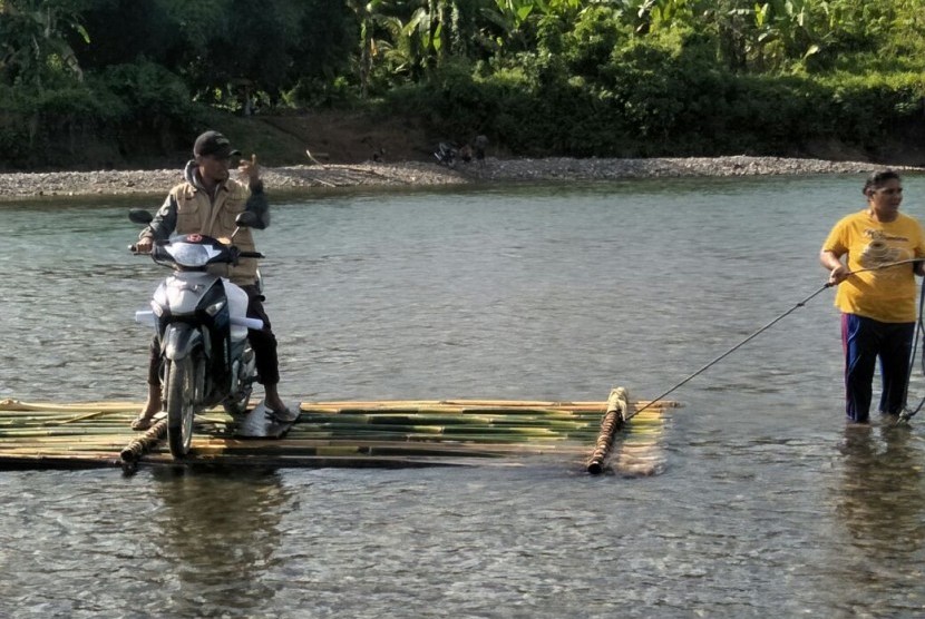 Perjalanan menyalurkan hewan kurban ke daerah pedalaman di Maluku Utara. 