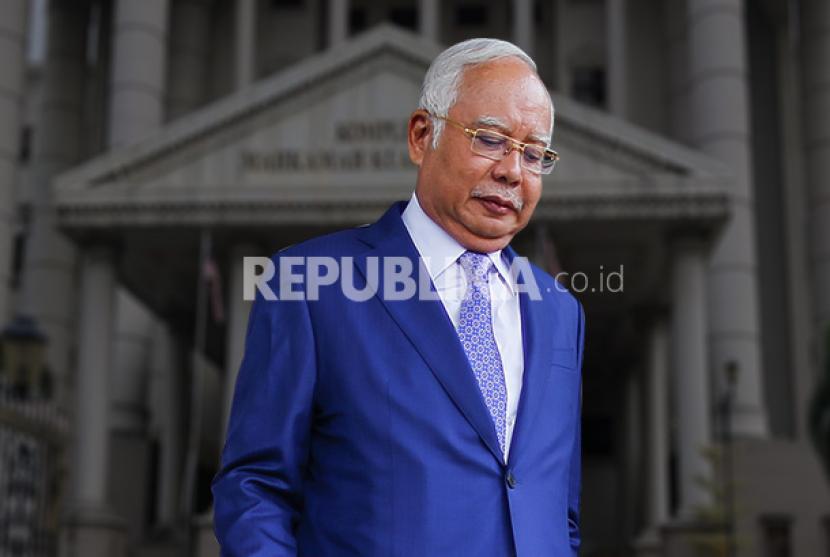 Pengadilan tinggi Malaysia menolak pengajuan mantan perdana menteri Najib Razak untuk meninjau kembali dakwaan korupsi pada Jumat (31/3/2023). Dia dipenjara atas dakwaan korupsi dalam skandal miliaran dolar 1Malaysia Development Berhad (1MDB).