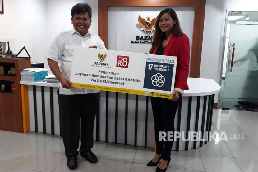 Kerja sama layanan pembayaran online antara Baznas dengan Doku di kantor Baznas, Jakarta, Jumat (24/3). 