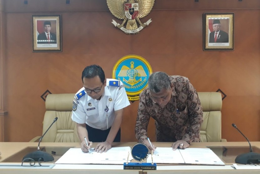 Perjanjian penetapan hibah tersebut ditandatangani langsung oleh Bupati Dompu H. Bambang M. Yasin dengan Sekretaris Direktorat Jenderal Perhubungan Laut Arif Toha di Ruang Sriwijaya Kantor Kementerian Perhubungan, Kamis (27/2).