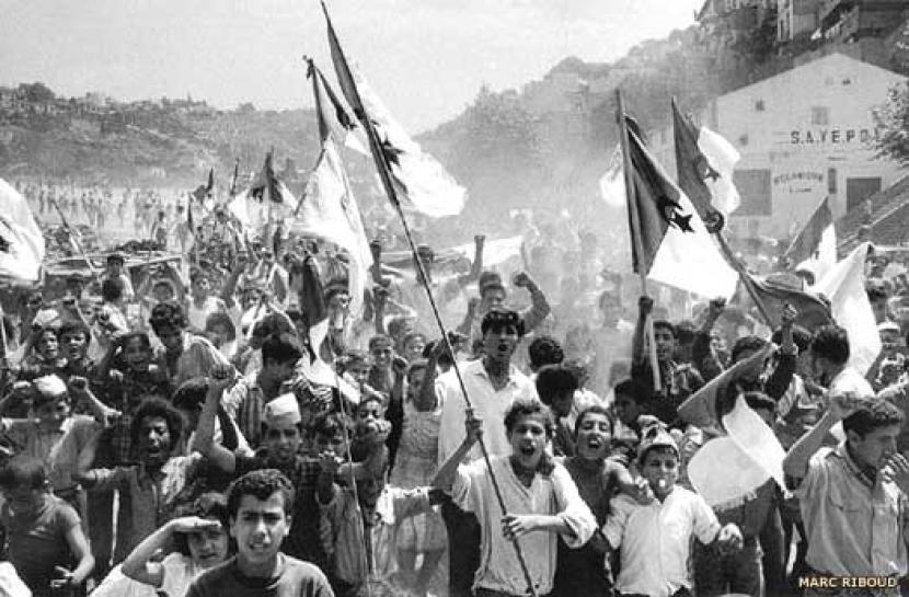 Pemukulan konsul Prancis di Aljazair memicu perang. Ilustrasi perjuangan kemerdekaan rakyat Aljazair ketika menumbangkan kekuasaan kolonial Prancis.
