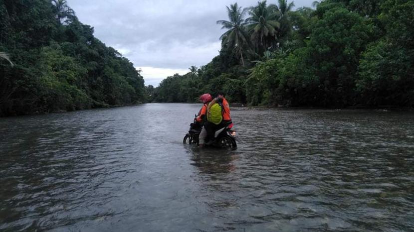 Ilustrasi warga Halmahera Timur menelusuri sungai di pedalaman.