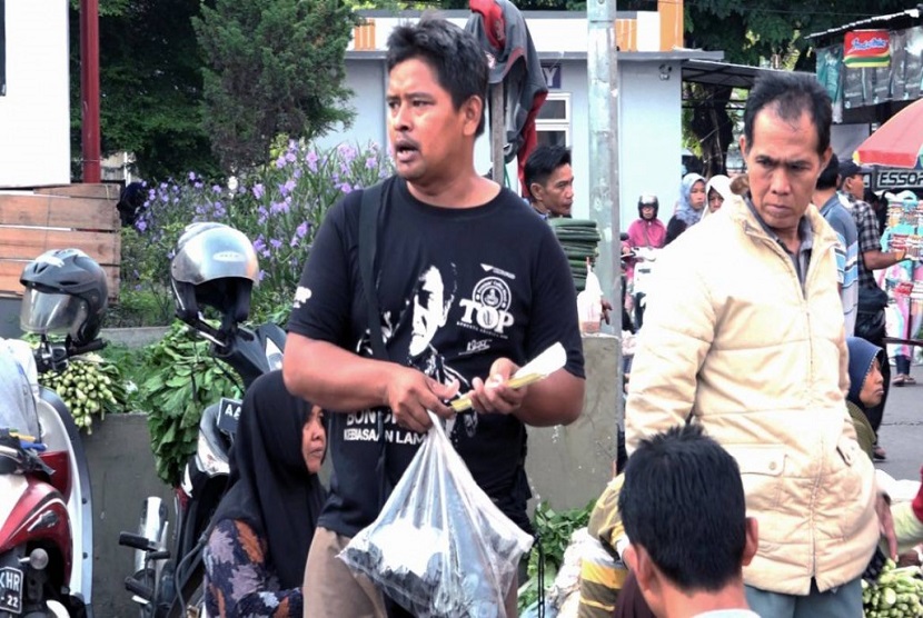 Perjuangan Sukarman salah seorang guru di Kebumen. Pagi mengajar di TPQ sebuah SD di Desa Kawedusan, dan kemudian kembali ke pasar pada siang hari. 