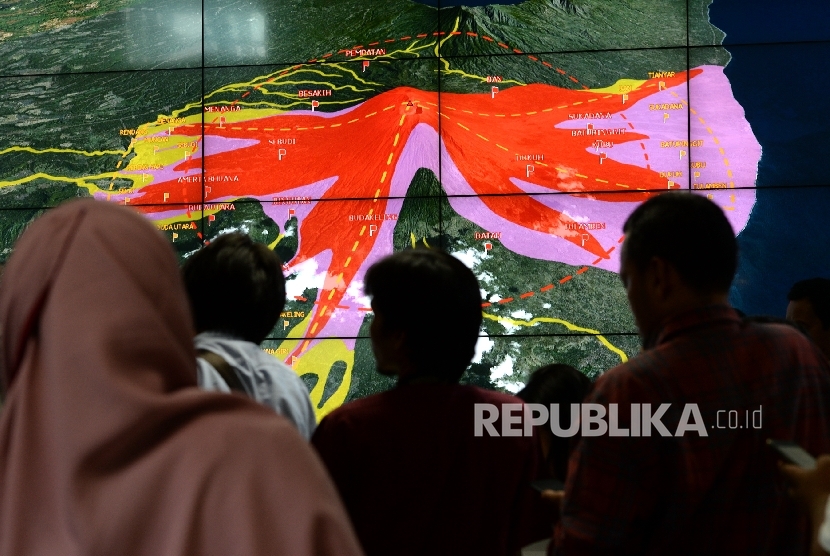 Perkembangan Aktivitas Gunung Agung. Layar monitor menunjukan pemetaan bahaya erupsi Gunung Agung saat konferensi pers terkait perkembangan terkini Gunung Agung di Gedung BNPB, Jakarta, Senin (25/9). 