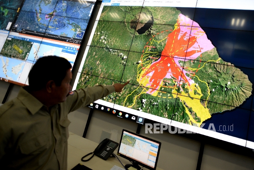 Perkembangan Aktivitas Gunung Agung. Layar monitor menunjukan pemetaan bahaya erupsi Gunung Agung saat konferensi pers terkait perkembangan terkini Gunung Agung di Gedung BNPB, Jakarta, Senin (25/9).