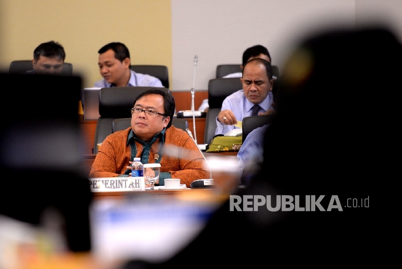  Menteri Keuangan Bambang Brodjonegoro menghadiri rapat kerja bersama Badan Anggaran DPR RI di Komplek Parlemen Senayan, Jakarta, Rabu (17/2). (Republika/Wihdan)