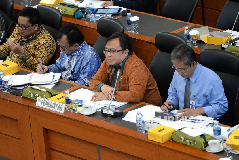  Menteri Keuangan Bambang Brodjonegoro menghadiri rapat kerja bersama Badan Anggaran DPR RI di Komplek Parlemen Senayan, Jakarta, Rabu (17/2). (Republika/Wihdan)