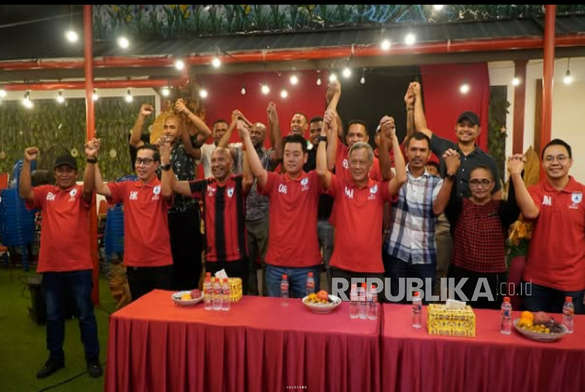Perkenalan Owen Rahadian (keempat kiri)  Owen Rahadian sebagai manajer tim Persipura Jayapura di Jayapura, Senin (26/5/2025).