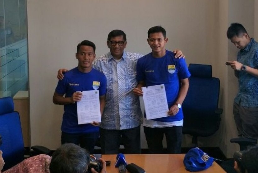 Perkenalan pemain baru Persib Bandung, Muchlis Hadi Ning (kanan) dan Ghozali Muharam Siregar (kiri) mengapit Komisaris PT Persib Bandung Bermartabat (PBB) Kuswara S. Taryono di Bandung, Jumat (2/2). 