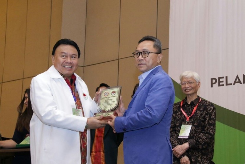 Perkumpulan Dokter yang tergabung dalam Persatuan Dokter Umum Indonesia (PDUI) memilih dan mengangkat Ketua MPR Zulkifli Hasan sebagai Anggota Dewan Kehormatan PDUI.