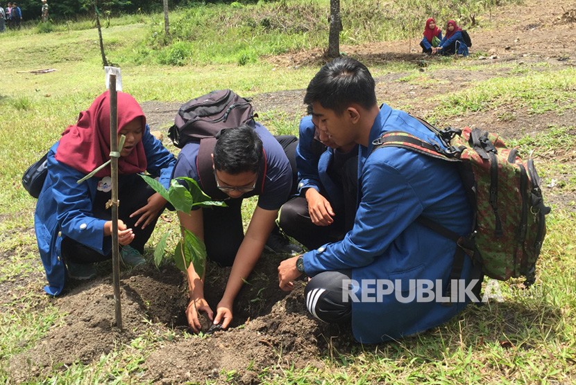 Perkumpulan Jurnalis Tasikmalaya (PJT) menggelar penanaman pohon  di Kawasan Gunung Galunggung pada Kamis (7/2). 
