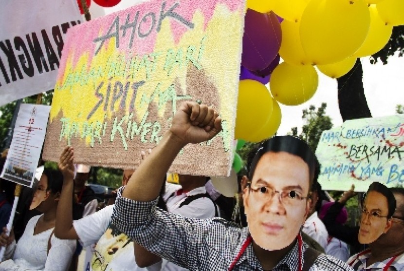 Perkumpulan Kebangkitan Indonesia Baru melakukan demo dukung Ahok di depan Balai Kota, Jakarta, Rabu (12/11). 