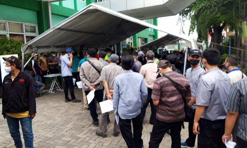 Perkumpulan Kolaborasi Lintas Usaha Bersama Logistik Indonesia (Asosiasi Klub Logindo) menyelenggarakan vaksinasi gratis kepada 10 ribu pelaku logistik di Tanjung Priok, Jakarta. 