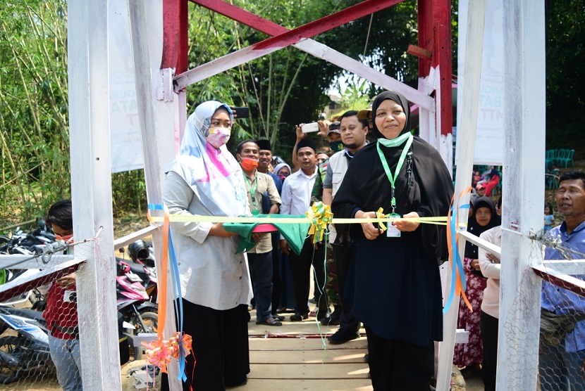 Peresmian jembatan gantung menghubungkan antara desa Tambak di kecamatan Cimarga dengan desa Mekarsari di Kecamatan Sajra, Kabupaten Lebak, Banten.