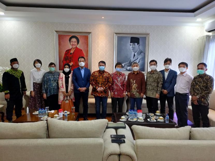  Perkumpulan Pengusaha Produk Tekstil yang diketuai Chang Ahn Sub menemui Wakil Ketua MPR Ahmad Basarah di kantornya, Kamis (24/12).