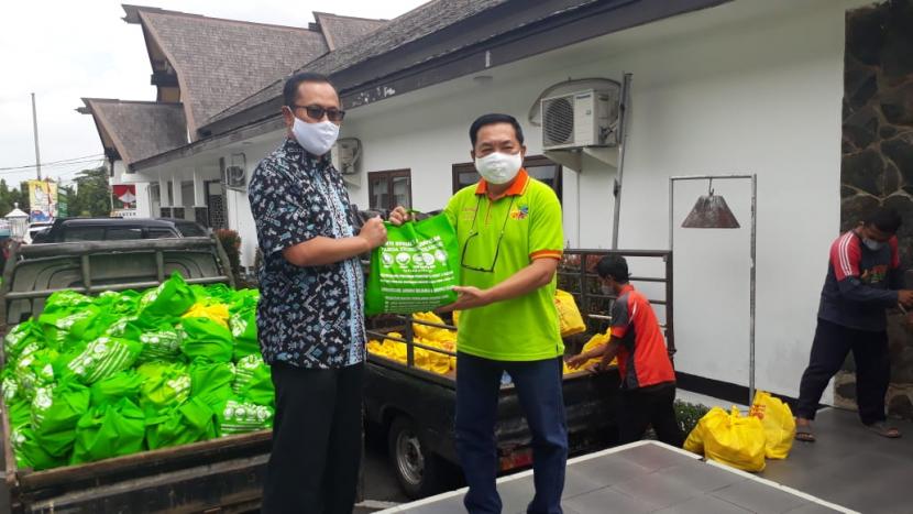 Perkumpulan warga Tionghoa Sukabumi memberikan bantuan 1.500 paket sembako yang diterima Wali Kota Sukabumi, Achmad Fahmi di Balai Kota Sukabumi.