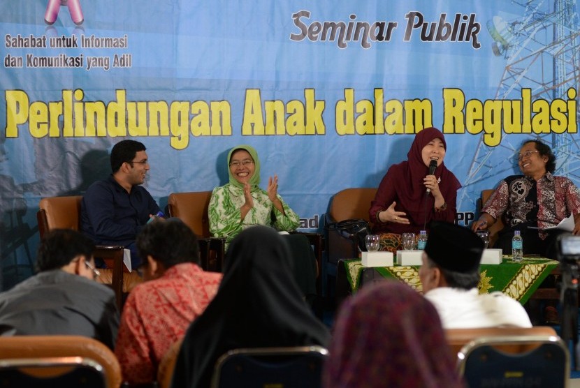 Perlindungan Anak Dalam Penyiaran: (dari kiri-kanan) Direktur Remotivi M. Heychael, Komisioner KPAI Maria Ulfah Anshor, Komisioner KPI Azmah Subagijo, dan Majelis Pustaka dan Informasi PP Muhammadiyah Edi Kuscahyanto menjadi narasumber dalam seminar publik