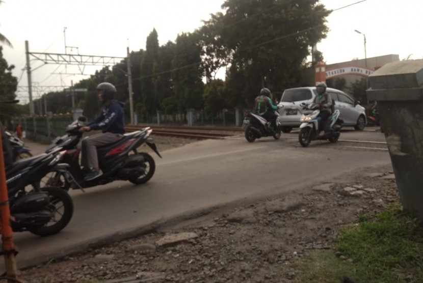 Perlintasan Kereta Api di Jalan Duri Kosambi,  Cengkareng, Jakarta Barat tak memiliki perlengkapan palang pintu sama sekali,  Kamis (18/5). 