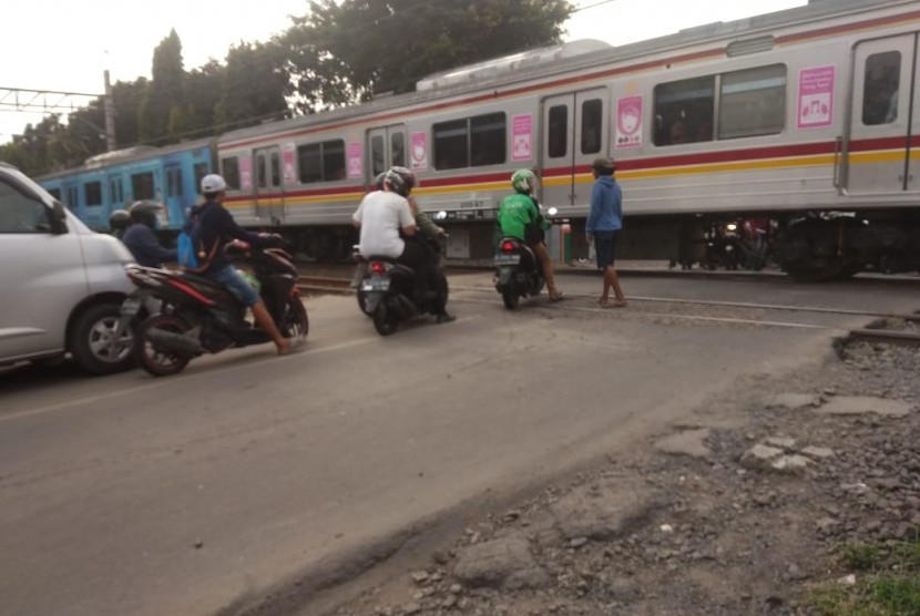 Perlintasan Kereta Api di Jalan Duri Kosambi,  Cengkareng, Jakarta Barat tak memiliki perlengkapan palang pintu sama sekali,  Kamis (18/5). 