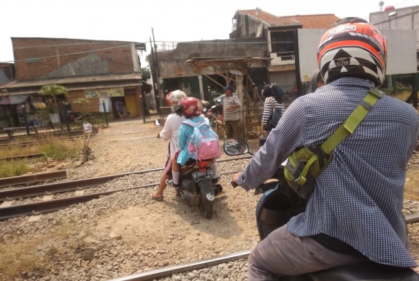 Perlintasan kereta api di Jalan Ini Gusti Ngurah Rai, Bintara, Kota Bekasi tak memiliki paling pintu,  Kamis (16/5). 