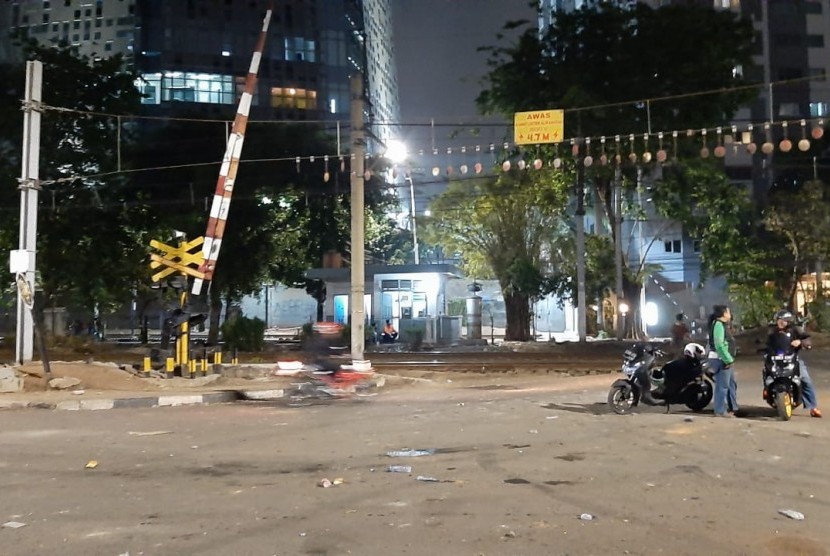 Perlintasan sebidang di dekat Stasiun Palmerah, Jakarta Selatan kembali bisa dilintasi kendaraan usai bentrok antara polisi dan pelajar, Kamis dini hari (26/9). 