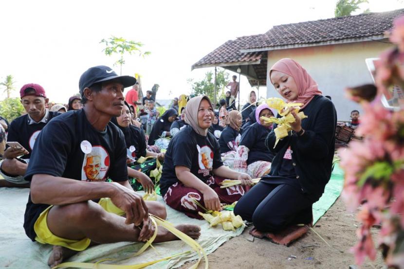 Perlombaan menganyam ketupat dari daun janur jadi kegiatan yang menghiasi momen libur Idul Adha di Desa Sungai Besar, Kecamatan Matan Hilir Selatan, Kabupaten Ketapang, Kalimantan Barat (Kalbar). 