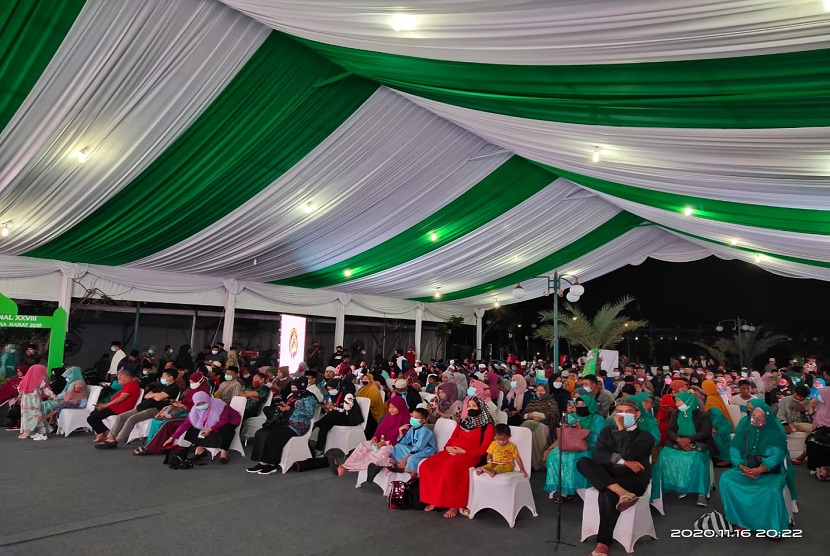 Masyarakat menyaksikan Musabaqah Tilawatil Quran (MTQ) Nasional ke XXVIII. Kontingen tuan rumah Sumatra Barat merebut juara satu lomba Musabaqah Tilawatil Quran (MTQ) Nasional ke XXVIII cabang Fahmil Quran putra.