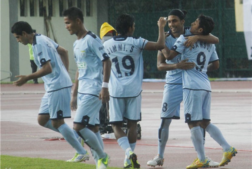 Permain Persela Lamongan merayakan gol dalam pertandingan lanjutan Indonesia Super League (ISL).