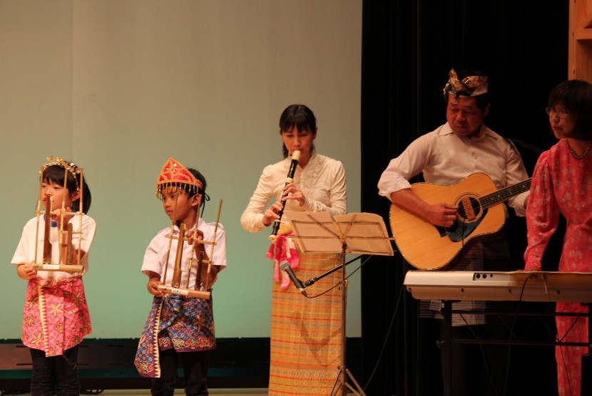 Permainan Angklung oleh murid SD Jepang, turut didukung oleh gurunya.