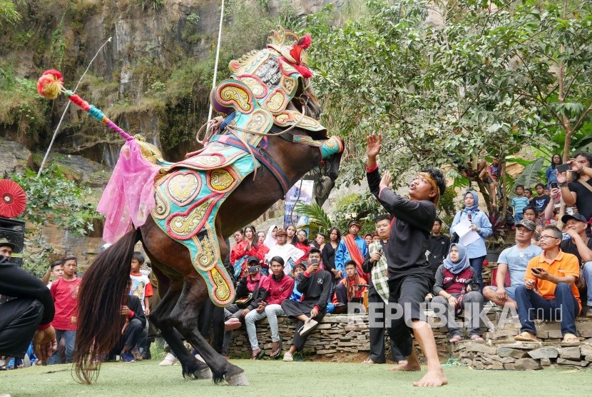 Permainan Kuda Renggong, kesenian tradisional yang terancam punah.